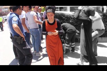 Gözyaşlarına boğuldu