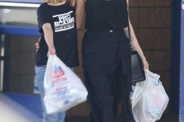 Angelina Jolie kızı Vivienne ile alışverişte