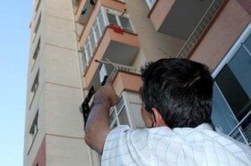 Çatıda boynuna ip dolandı, 10. katta sallandı
