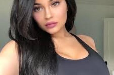 Kylie Jenner paylaştığı paylaşımlarla dikkat çekti