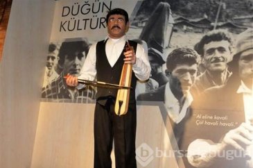 Kemençe çalan 'android heykel' turistlerin ilgi odağı oldu