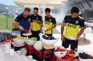 Fenerbahçeli futbolcular, mangal partisinde buluştu
