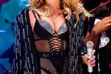 "Kendim tasarladım" diyen Hadise ile Adriana Lima'nın kıyafet benze...