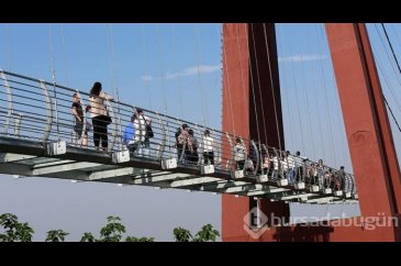 Aynı anda 2600 kişinin geçtiği dev cam köprü
