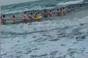 Boğulmak üzere olan kişiyi zincir oluşturup kurtardılar