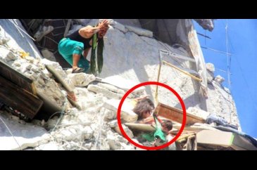 Yürek dağlayan kare: Enkazda asılı kalan 1 yaşındaki kardeşini böyl...