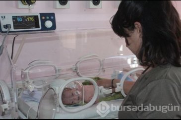 670 gram olarak dünyaya gelen 'parmak bebek' yaşama tutundu