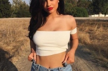 Kylie Jenner yeni kıyafet koleksiyonunu tanıttı (Paradan elbise)