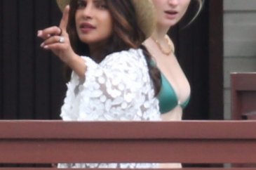 Sophie Turner ile Priyanka Chopra tatilde