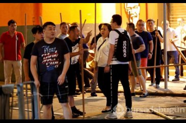 Hong Kong'ta protestoculara sopalı saldırı