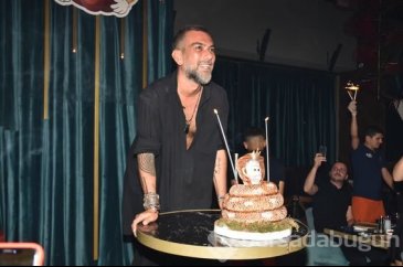 Hakan Akkaya'ya yılan pastalı sürpriz