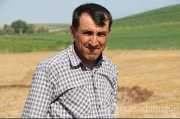 Ölen kardeşinin adını her yıl tarlaya yazıyor