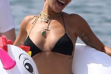 Rita Ora, Ibiza'da tatilin tadını çıkarıyor!