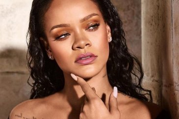 Rihanna'dan Donald Trump'a tepki: AK-47 almak vize almaktan daha kolay
