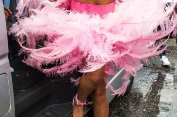 Rihanna pembeler içinde!
