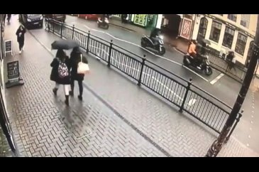 İngiltere'de kuyumcu soyguncularına böyle direndiler