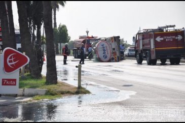 Devrilen tankerden sızan yakıtı bidonlara doldurdular