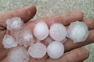 Antalya'da ceviz büyüklüğünde dolu yağdı