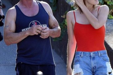 Sean Penn 31 yaş küçük sevgilisiyle tatilde (Aralarında yaş farkı o...