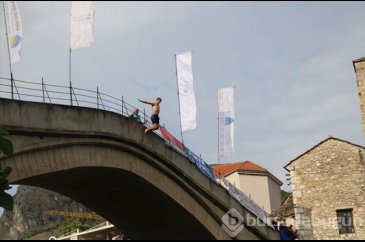 Mostar Köprüsü'nden atladılar! 453 yıllık gelenek...
