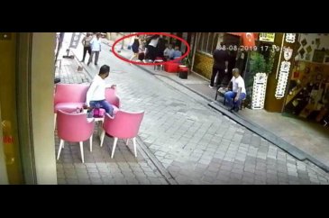 Kadınlar sokak ortasında birbirine girdi
