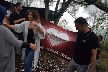 Bursa'da elinde silahla ateş ede ede evlilik teklifi yaptı...
