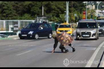 Bursa'da babasını kazada kaybetti, trafiğe böyle çıktı!
