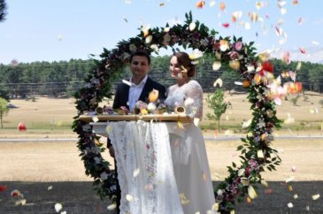 Bursalı damat Polonya'dan gelin aldı, düğünü yaylada yaptı
