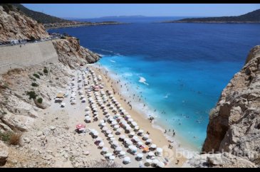 Ünlü tatil beldesinde izdiham yaşandı, 3 kilometreye ulaşan araç ku...