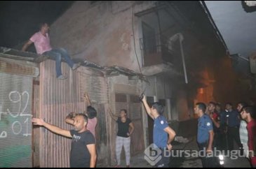 Eşinin ve çocuğunun olduğu evi ateşe verdi
