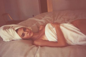 Kendall Jenner da akıma katıldı (Ünlülerden bornozlu paylaşımlar)