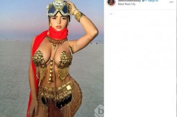 Demi Ross dansöz gibi giyindi!