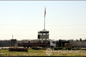 Suriye sınırına beton blok sevkiyatı