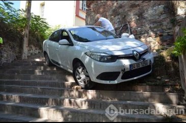 Araba merdivenlerden uçtu!