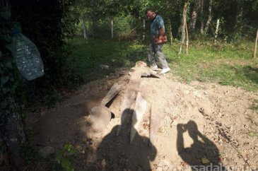 Ayının açtığı iddia edilen mezara fotokapan kuruldu