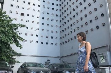Kadın cinayetlerine farkındalık yaratmak için duvara 440 çift ayakk...