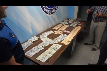 Dilencinin üzerinden çıkan para zabıta ekiplerini şaşkına çevirdi!