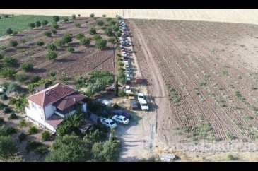 Bir evde 50 araç, gören şaşırıyor