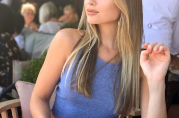 Serdar'dan boşanan Chloe Loughnan, bikinili pozuyla takipçilerini m...