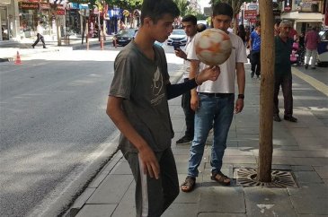 Futbol topuyla akrobatik hareketler yapan genç, ilgi topladı