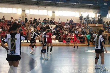 Skandal! Türk bayrağını asmadılar sporculara tükürdüler
