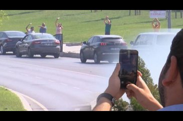 Trafik durdu, herkes telefonlarına sarıldı
