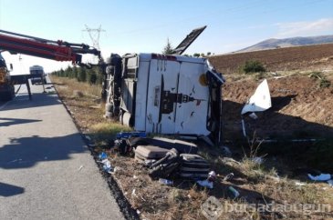 Kazadan görüntüler! Yolcu otobüsü devrildi...