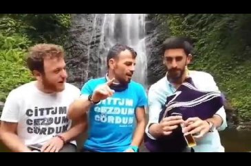 Ahşap platform kırılınca gölete düştüler