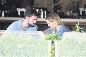 Eda Ece dizi setinden bulduğu ilk fırsatta sevgilisine koştu