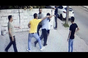 Hamile eşini kucağında çocuğu varken sokak ortasında dövdü