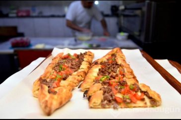 Bu pideyi yemek için kilometrelerce yol geliyorlar