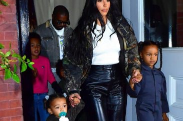 Kim Kardashian, çocuğunu ağzında emzikle partiye götürdü