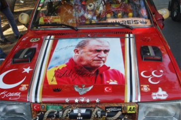 Galatasaraylı taraftar sevgisini aracına yansıttı