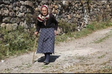 "Asırlık" nine...